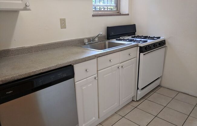 3 beds, 2 baths, $2,325, Unit 114B