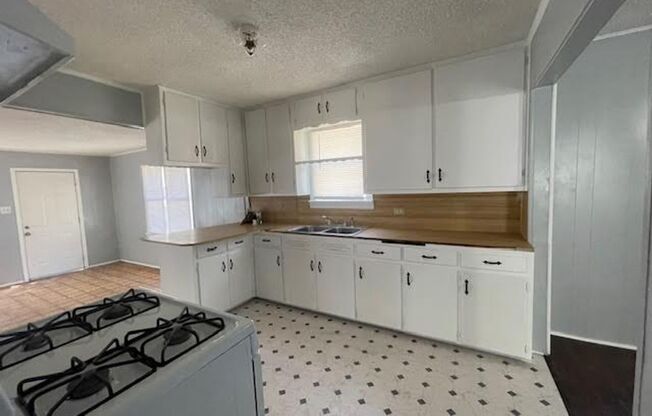 2 beds, 1 bath, $1,200