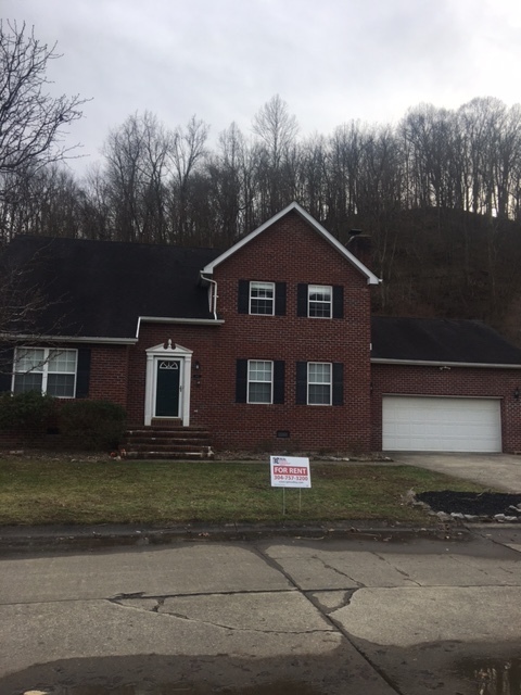 Four Bedroom Two and half bath brick home in Teays Valley