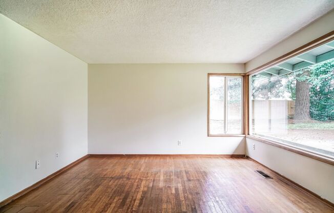 Available Beautiful Single-Level Home with Big Backyard in Tualatin! **HOLIDAY SPECIAL** 100% OFF December's rent