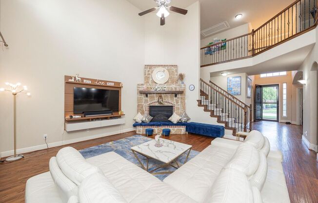 Fantastic opportunity to lease an executive home in desirable neighborhood.