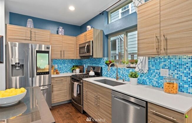Modern Townhouse with Rooftop Deck & Bay Views!