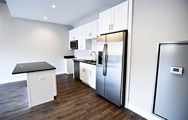 2 beds, 1 bath, 999 sqft, $4,000, Unit 3833-215