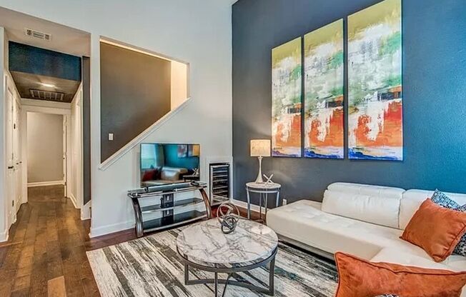 FURNISHED AND EQUIPPED LUXURY TOWNHOME | GATED | 2 SWIMMING POOLS | GREAT LOCATION NEAR MEDICAL & USAA