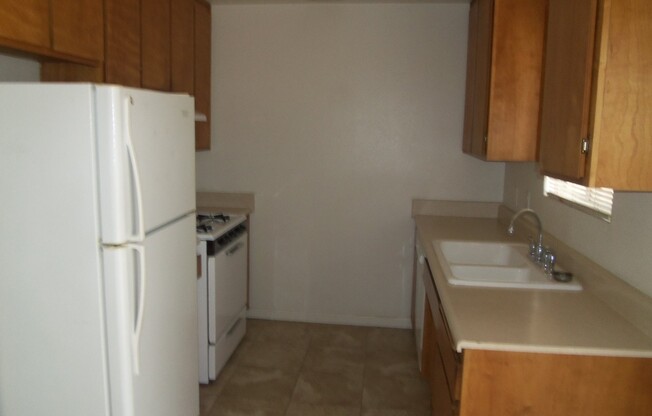 2 beds, 1 bath, $1,100, Unit A