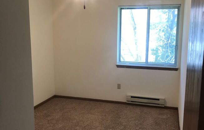 3 beds, 1 bath, 1,040 sqft, $1,695, Unit 3156-306