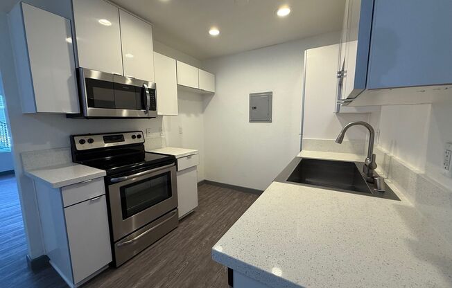 2 beds, 1 bath, 950 sqft, $3,015, Unit D093