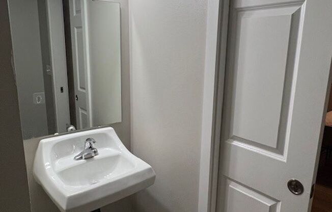 Studio, 1 bath, 184 sqft, $925, Unit B2