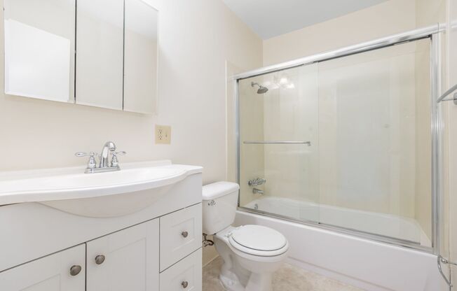 2 beds, 1 bath, $2,350, Unit 1576-D