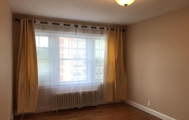 3 beds, 1 bath, $4,850, Unit 31