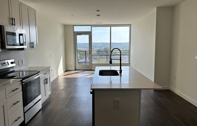 2 beds, 2 baths, 958 sqft, $2,325, Unit 810