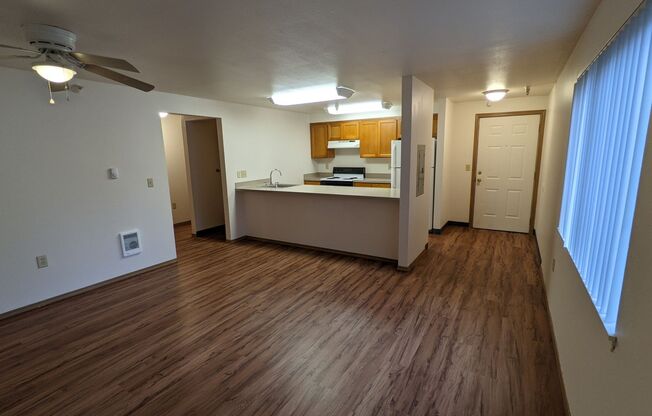 2 beds, 1 bath, 750 sqft, $1,395, Unit 33