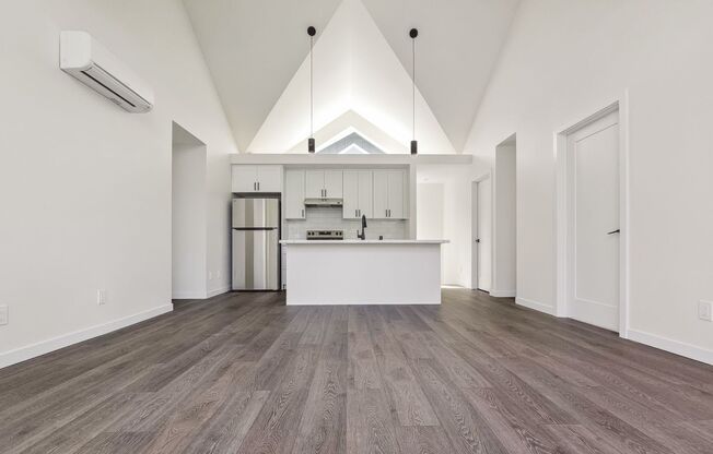 Spacious 3-Bedroom DADU with Private Balcony & Garage