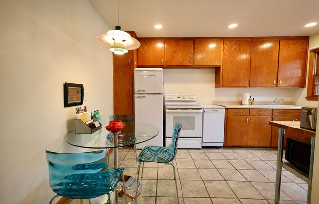 2 beds, 1 bath, 750 sqft, $2,453, Unit Eastside 2 BR duplex with private patio/dog run. Fully furnished. Flexible lease.