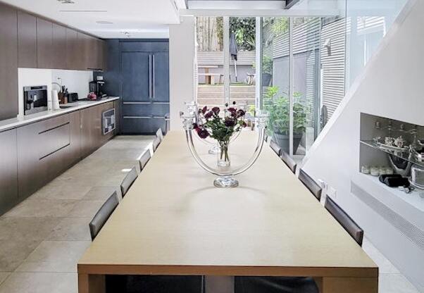 291 W 4 ST