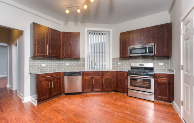 1153 W DIVERSEY