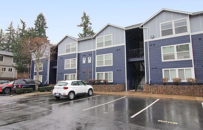 Freshly Remodeled 2 Bed/2 Bath Top Floor Modern Construction Condo