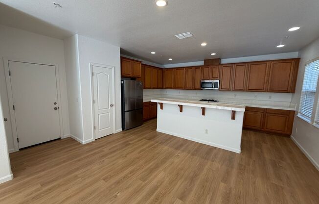 3 beds, 2.5 baths, $2,595, Unit #3014