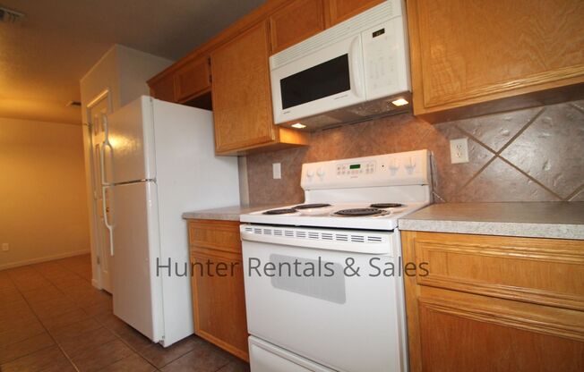 3 beds, 2 baths, $1,200, Unit Unit B