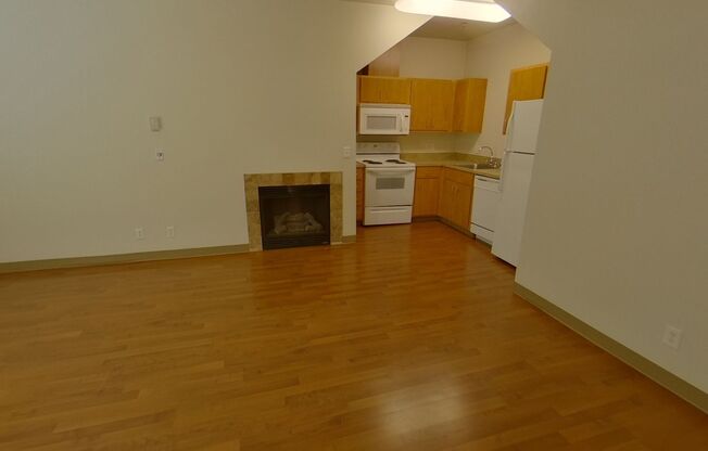 3 beds, 1.5 baths, $2,400, Unit 4