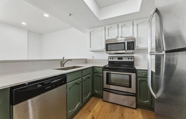 2 beds, 1 bath, 950 sqft, $2,750, Unit 705