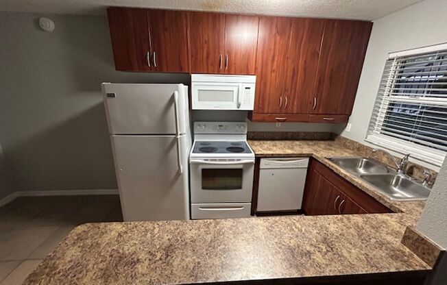 Fantastic 1/1 unit in central Sarasota, near 41 and beaches!