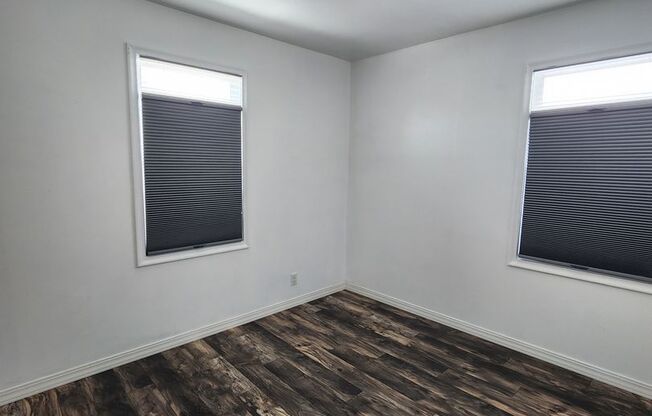 Darling remodeled 2 bdrm house w/ fenced yard! Pet OK!