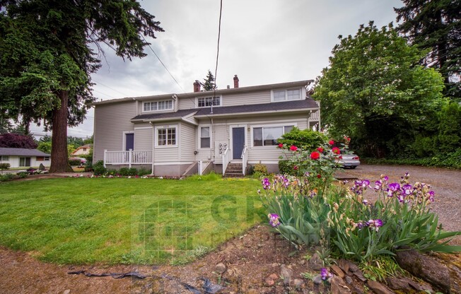 Charming 2 Bedroom Apartment Available in Milwaukie - Private Fenced-In Yard!