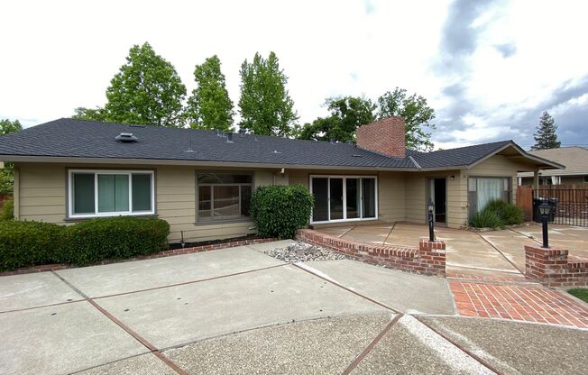 Large Three Bed, Two Bath Home with a Pool in Lincoln Village