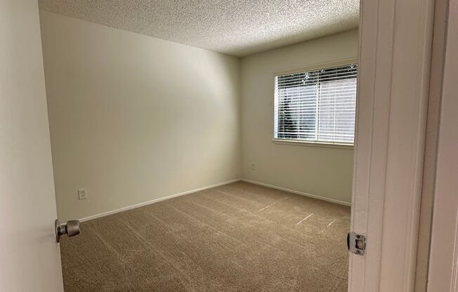 3 beds, 1.5 baths, 1,025 sqft, $2,275, Unit 490004