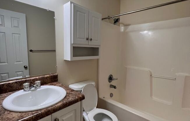 2 beds, 1.5 baths, 1,050 sqft, $995, Unit 35 Trapp Ct.