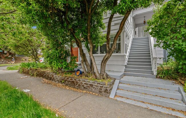 Lovely Studio Home in Capitol Hill! $250.00 OFF One Month's Rent!!