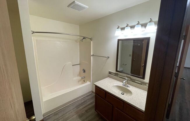 3 beds, 1 bath, 1,040 sqft, $1,695, Unit 3172-304