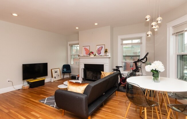 2 beds, 1 bath, 700 sqft, $3,300, Unit 4