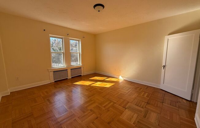 1 bed, 1 bath, 803 sqft, $2,450, Unit Royal York 1106