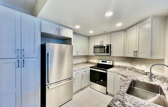 Newly remodeled 2B/2BA Condo w/ reserved parking in Morena!