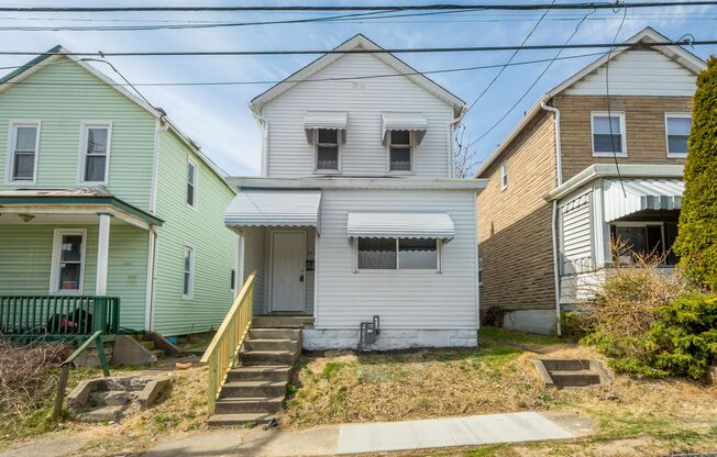 $150 OFF 1ST MONTH OF RENT THRU JULY 15! Cozy 2 bedroom home in Myer Park available June 15th!