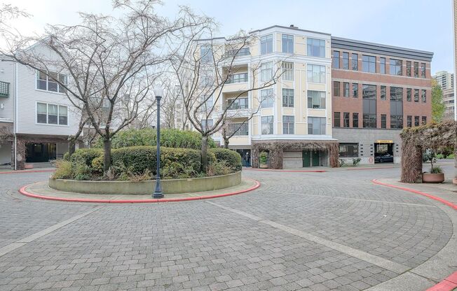Beautiful Top-Level Condo with Sprawling Views of the Willamette River!