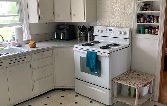 3 beds, 1 bath, $1,900