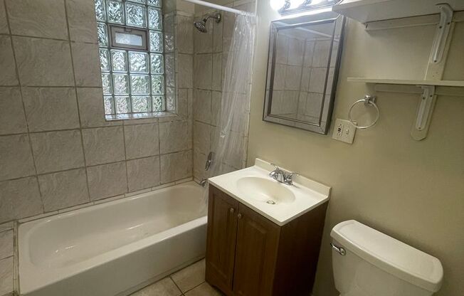 2 beds, 1 bath, $1,600, Unit 1650 # 2R