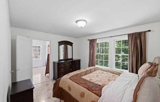 Fully Furnished 3BR Retreat Near Uptown – All Utilities Included!