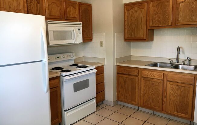 **2-BEDROOM HOUSE W/ DETACHED GARAGE IN BEECHWOLD!!**