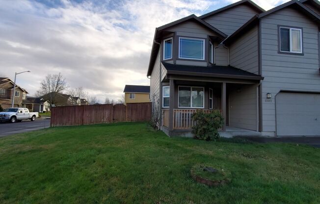 Great 3BD 2.5BA Fisher's Landing! Large Fenced Yard! Lots of  Special Features: Large Windows! Vaulted Ceilings! Bay Window!!