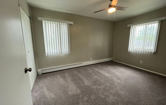 2 beds, 1 bath, $990, Unit 202