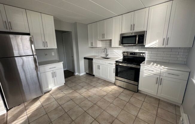 2 beds, 1 bath, 785 sqft, $2,095, Unit 01 R