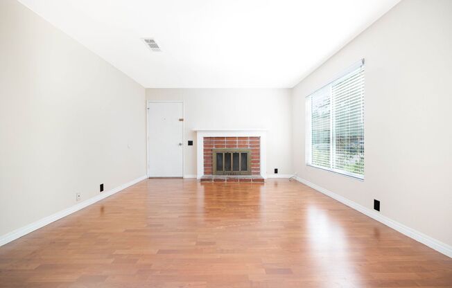 Spacious 4 Bedroom Townhouse in the Heart of Mira Mesa!