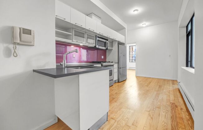 Modern 1-Bedroom with Home Office and Private Terrace DW/WD