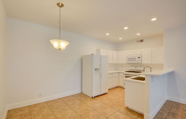 Beautiful 1 BR 1 Bath condo in Green Valley Henderson.