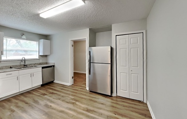 825 LIVINGSTON DR