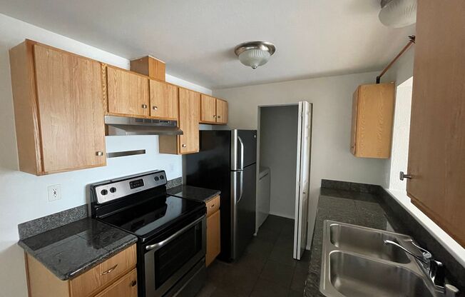 Tacoma Top Floor 2bed/1bath condo